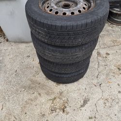 Vendo estas llantas son de un carro honda estan usadas 