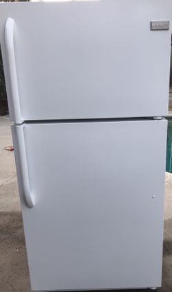 Refrigerador color blanco súper limpio y en muy buenas condiciones