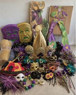 Huge Mardi Gras Decoration Lot – Masks, Jesters, Beads & Party Décor