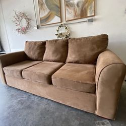 Comfortables three-seater sofa in excellent condition, super clean