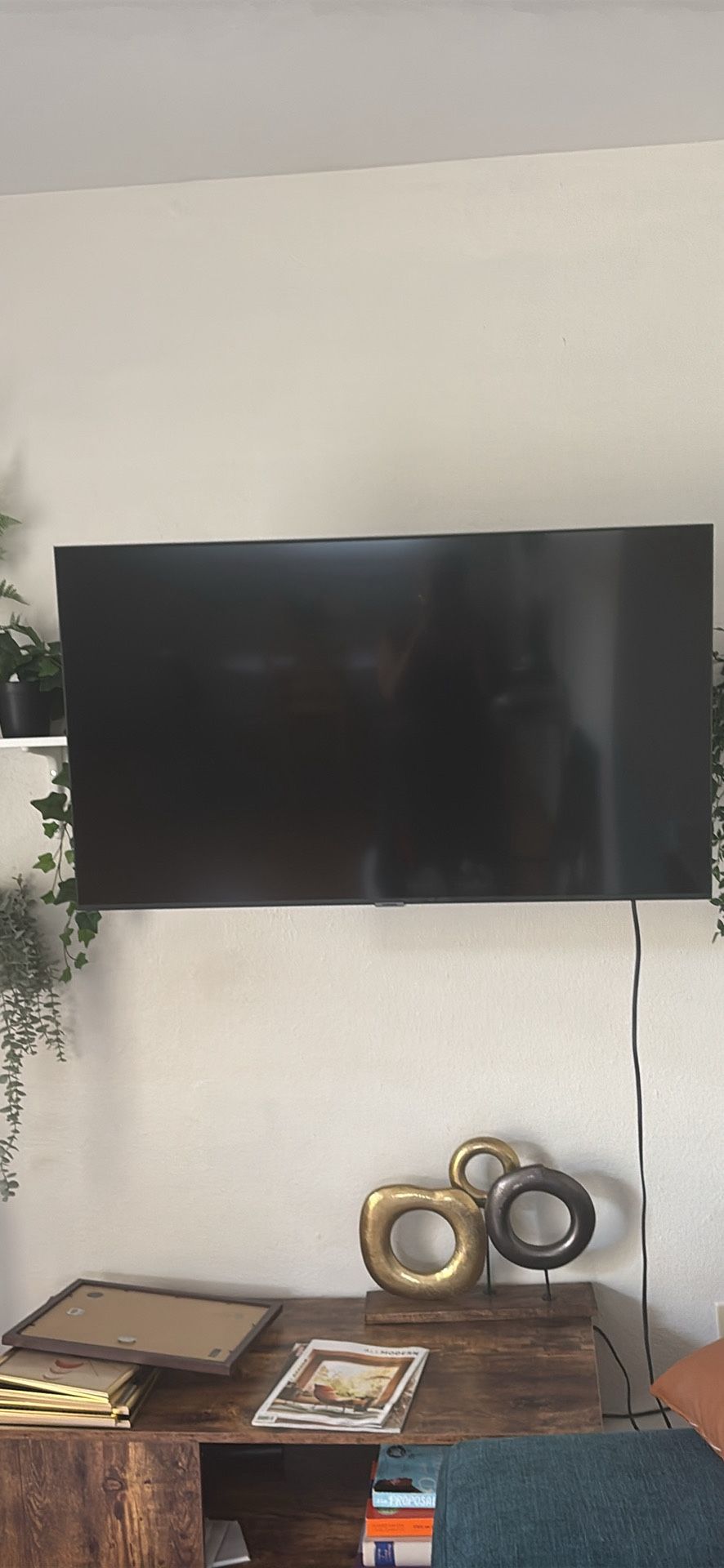 Samsung 43” Smart 4K UHD TV + Wall Mount – $150 OBO