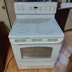 Like New Condition,  GE 5 Burner Glass Top Stove With Self Cleaning Oven Works Excellent 
