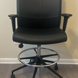 Rolling Office Chair – Comfortable And Adjustable Height