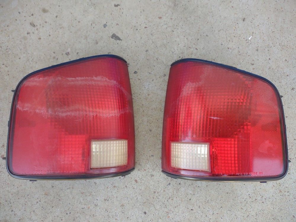 Tail lights 98 99 00 01 Chevy S10, GMC Sonoma