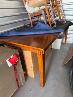 Dining room table w/ 4 chairs & 2 captains chairs