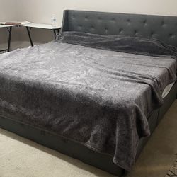 King Bed With Draws And Mattress 