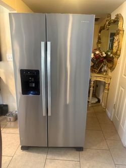 Refrigerator side by side