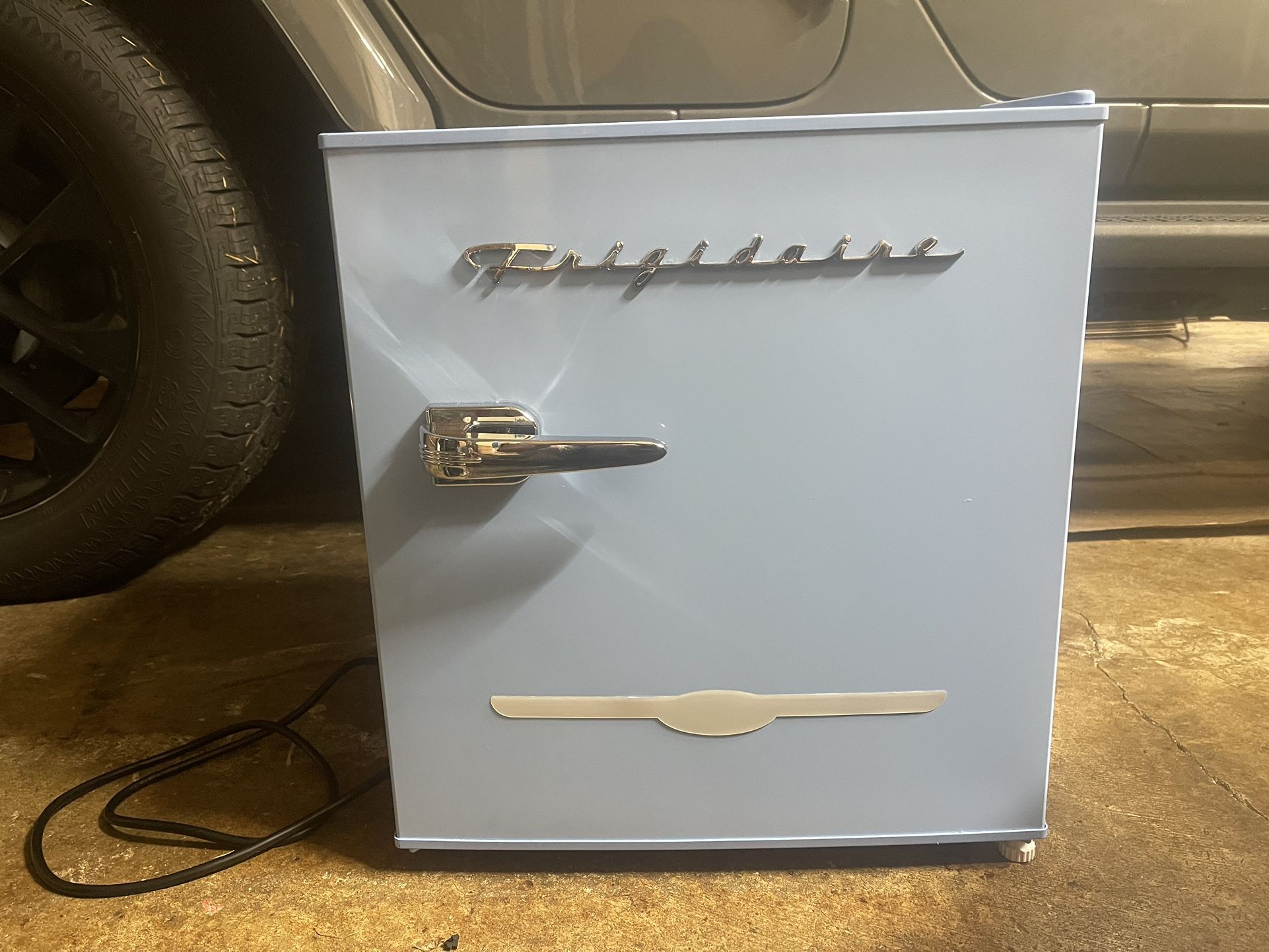 Frigidaire 1.6 Cu. Ft. Retro Mini Fridge – Blue