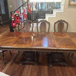 Beautiful Solid Wood Dining Table Set – Seats 8–12 – Excellent Condition