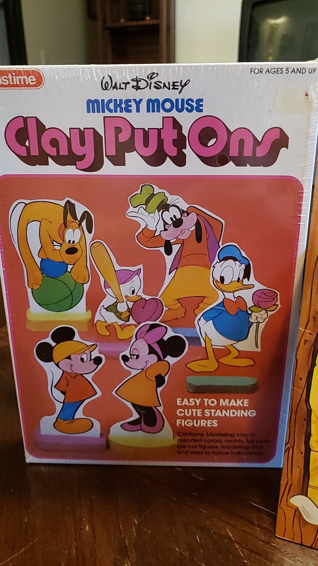 NIB VINTAGE WALT DISNEY CRAFTS