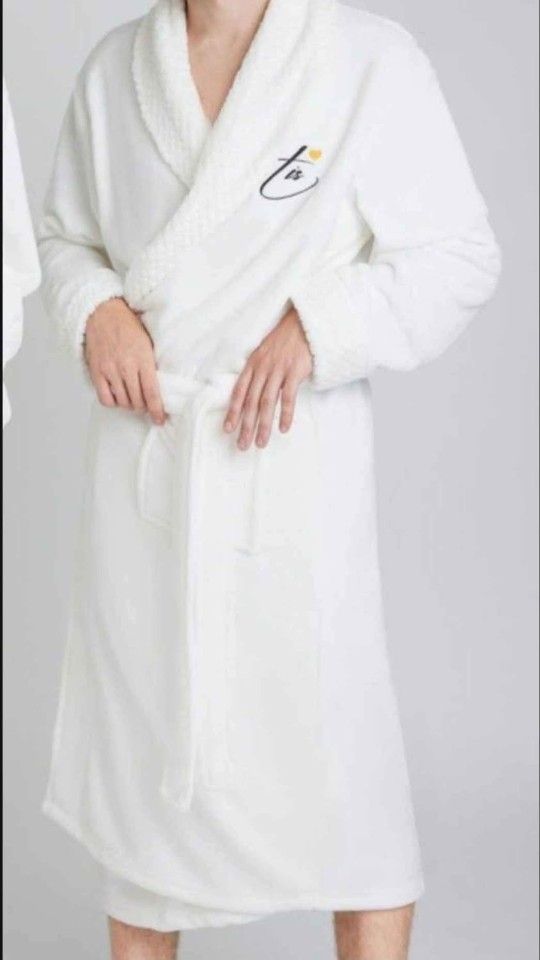 NEW!Incredibly Soft White Robe, 54" Long, Size Large (Opened to take pics)