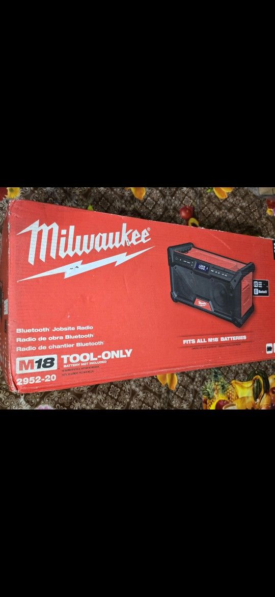 Milwaukee
M18 18V Lithium-Ion Cordless Jobsite Radio