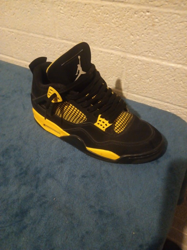 Jordan 4s Retro Thunder - (TRADING)