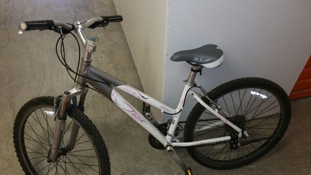 Great shape 2009 Trek 3700 WSD womans mountain bike