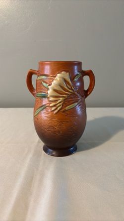 Roseville vase freesia pattern