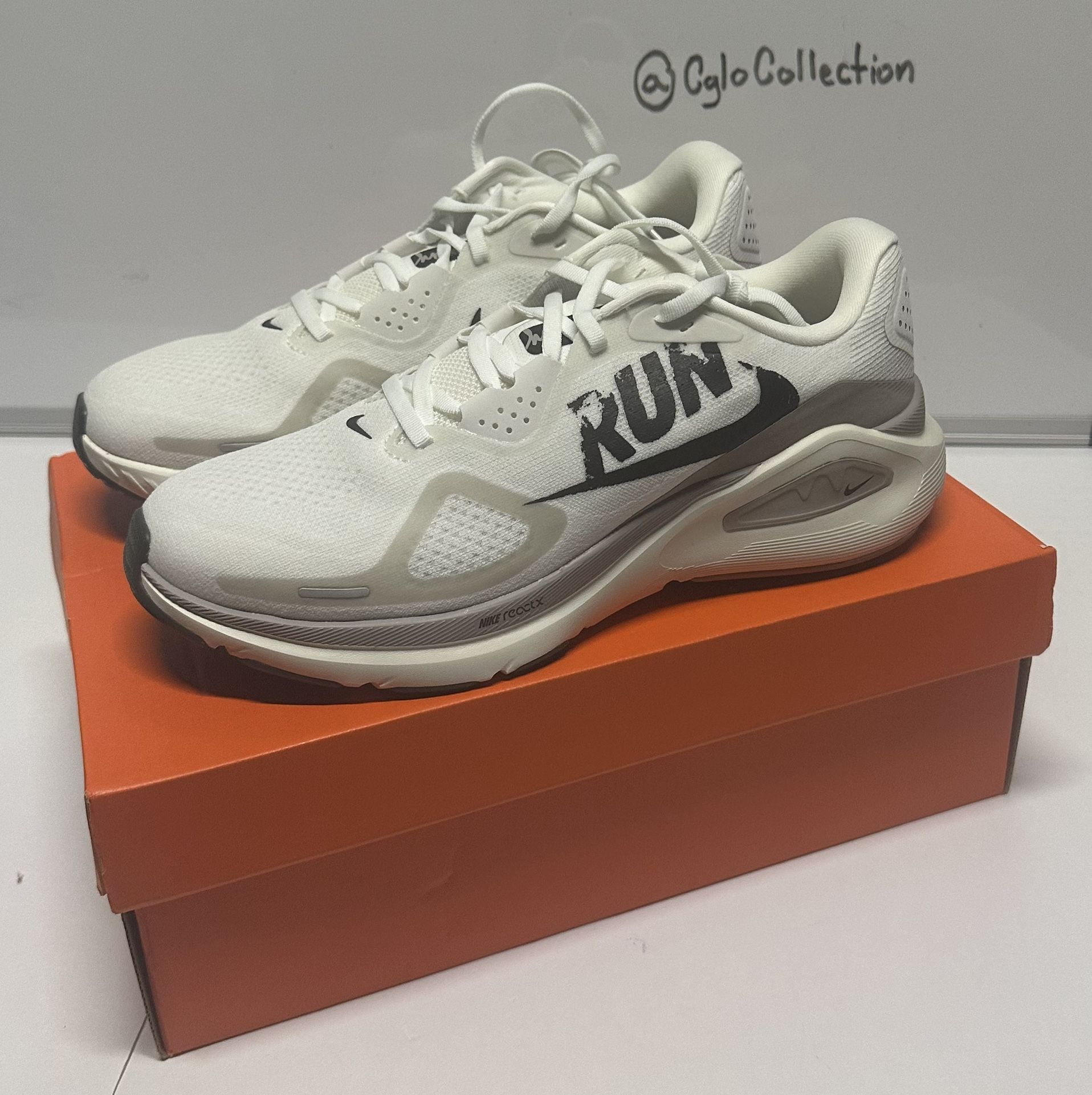 Nike Structure 26 Summit (Size 9.5 Men’s)