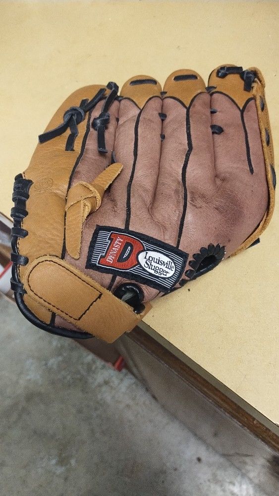 Leather Mit Louisville Slugger Size 13.5 Inches Like New