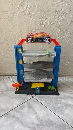 Hot Wheels Stunt Garage Playset