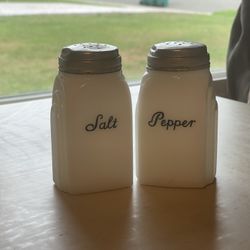 A Cute 10 Inch vintage Electric Wall Clock