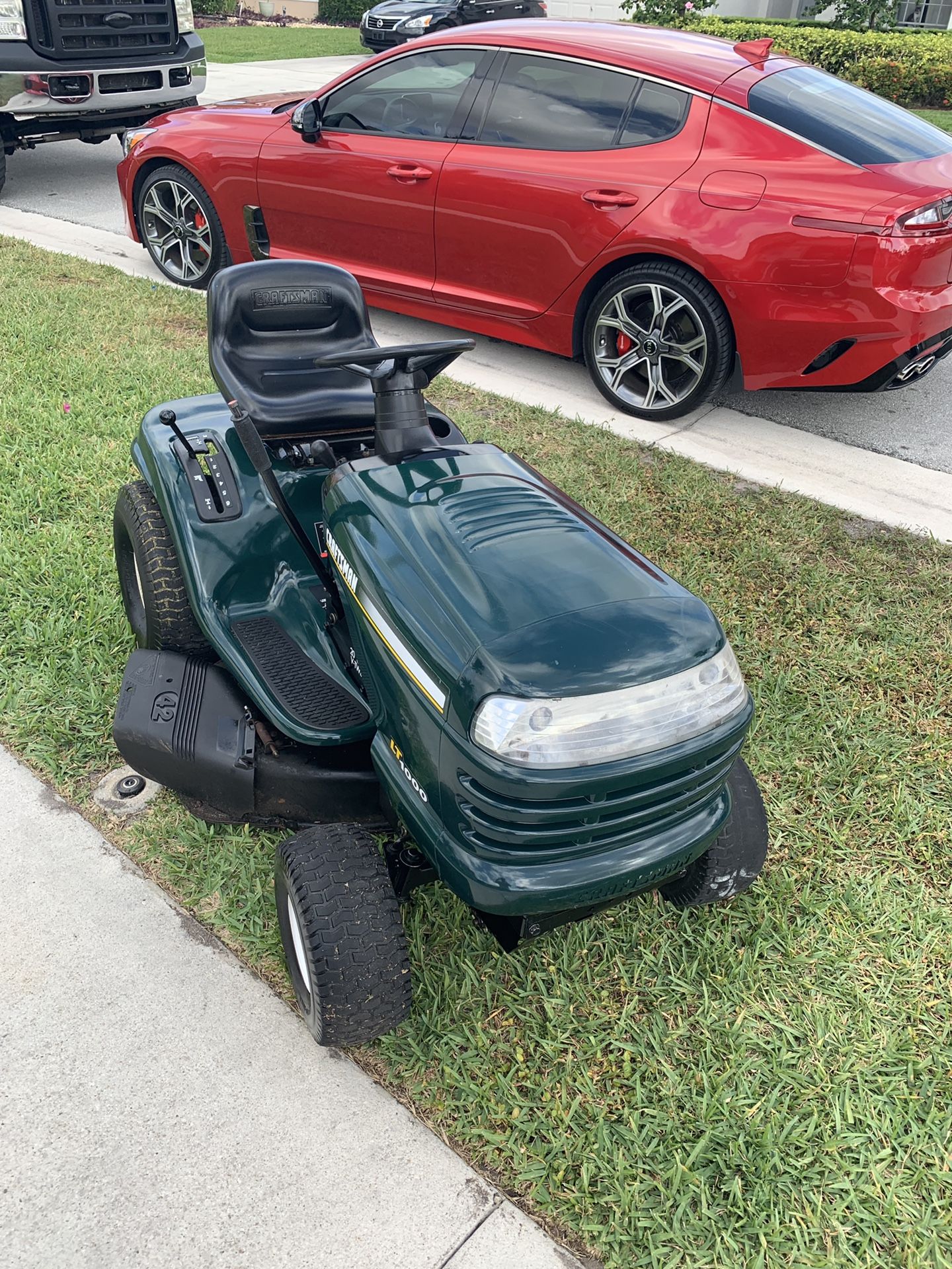 LIKE NEW RIDING LAWN MOWER 42 INCH CUT