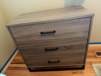 2 dressers & 2 night stands (all matching)