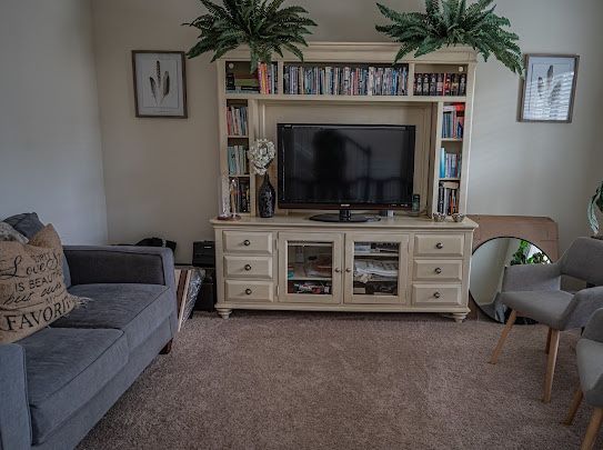 Haverty’s Media Console Table & Wall Shelf [Cream Color] 