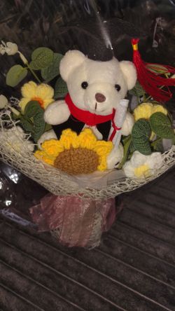 Bear graduation bouquet and crochet flowers