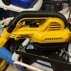 DEWALT 20V MAX Cordless 1/2 Gal. Wet/Dry Portable Vacuum (Tool Only)