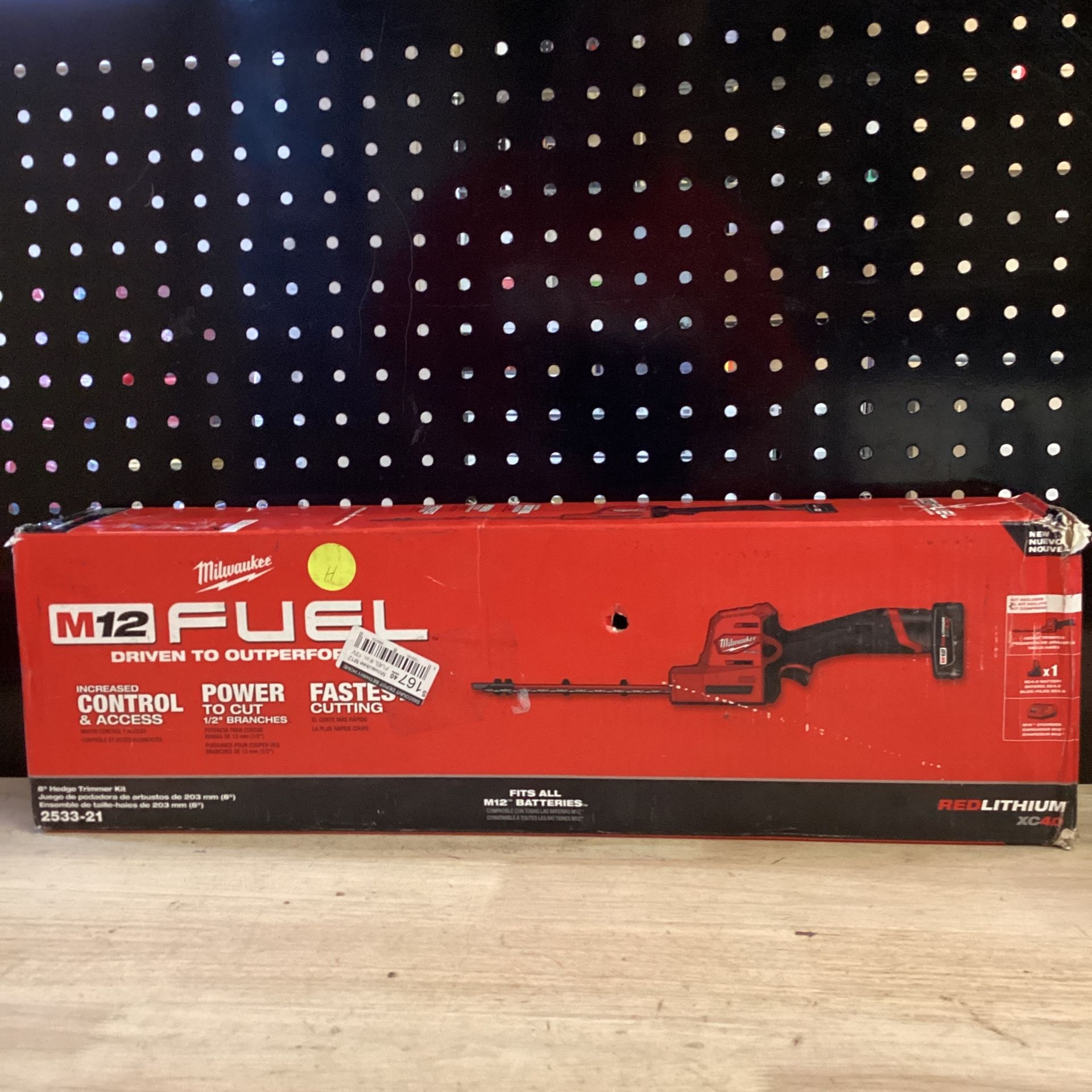 Milwaukee M12 FUEL 8 in. 12V Lithium-Ion Brushless Cordless Hedge Trimmer Kit with 4.0 Ah Battery and Charger