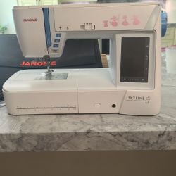 Janome Skyline S7