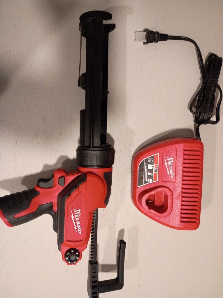 Milwuakee M12 Caulking /Charger Combo