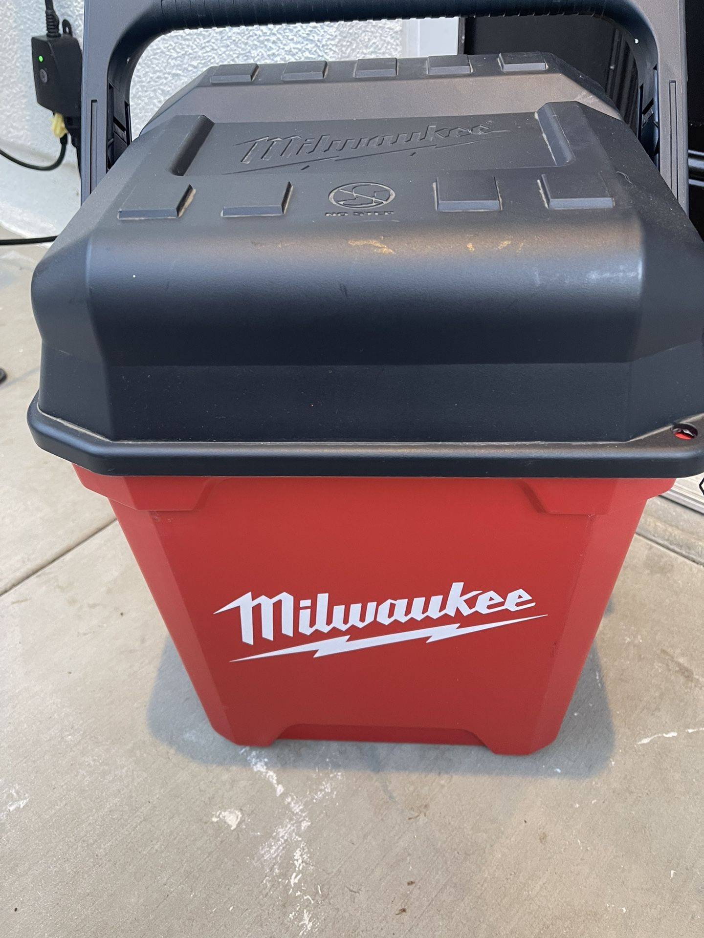 48-22-8010 Milwaukee 13” Jobsite Work Box