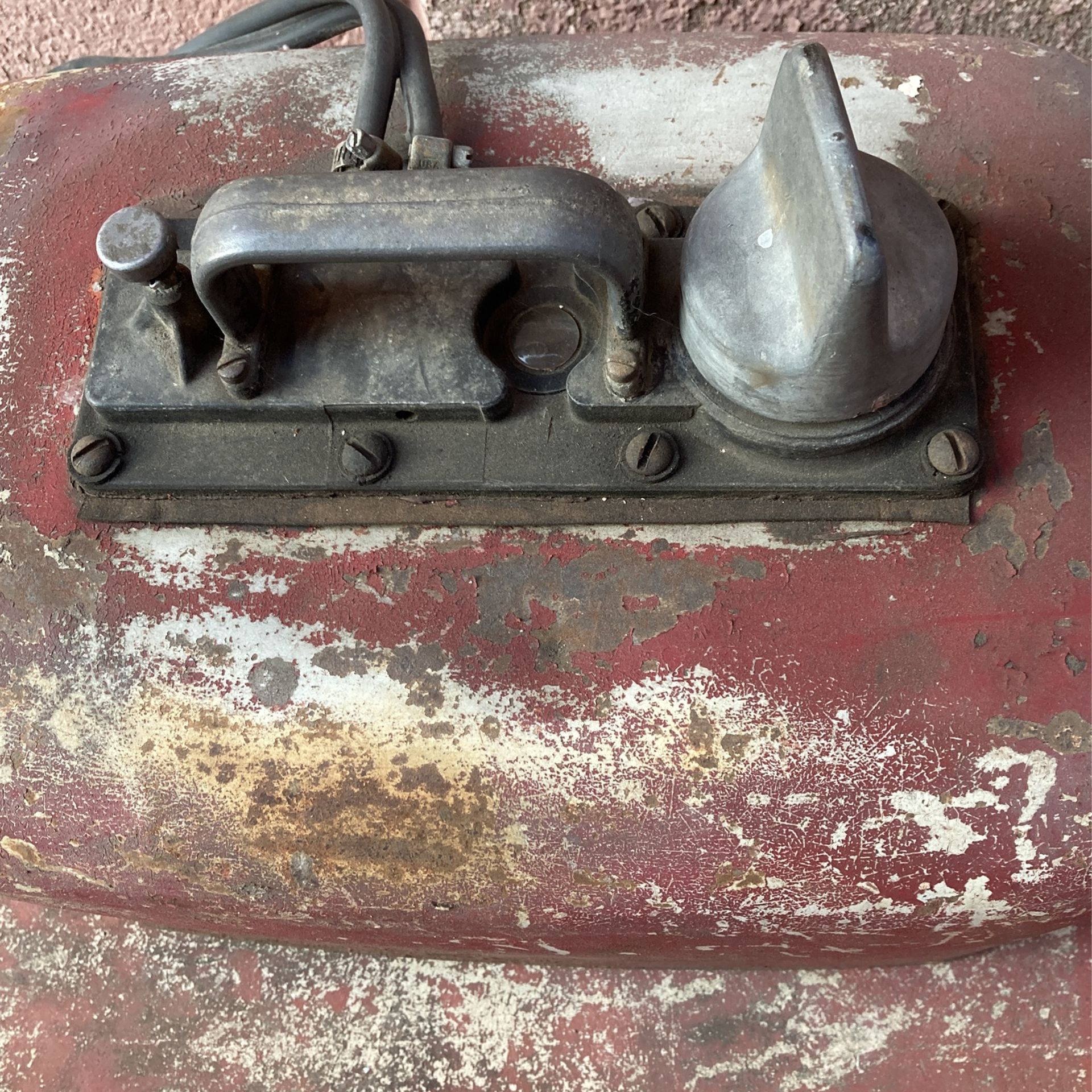 1950s Outboard Engine 5 1/2 Hp With 10 Gallon Fuel Tank With Gauge