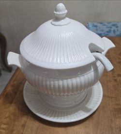 Soup tureen