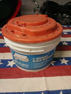 Plano 704 4 quart bait bucket