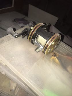 Antique Fishing reel, lots of lures