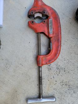 Pipe cutter