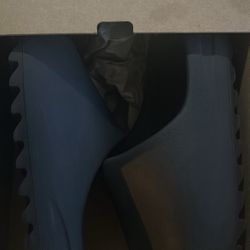Oynx Yeezy slides 