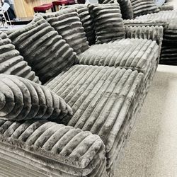 Stunning Nice Cozy Stylish Couch! 