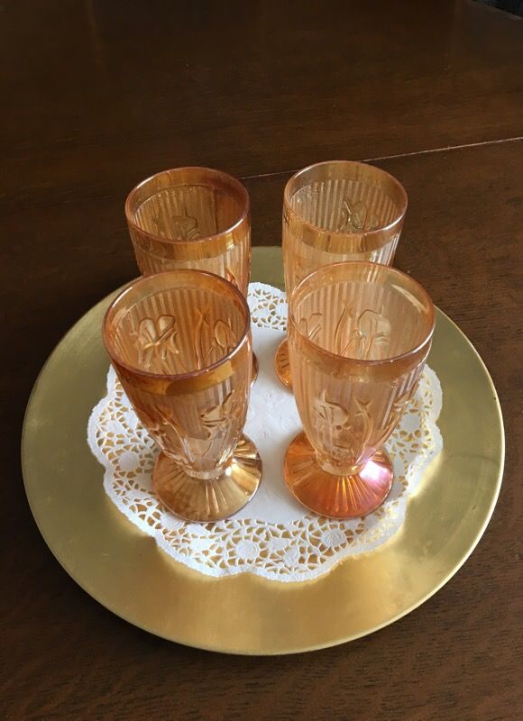 4 Gold carnival goblets