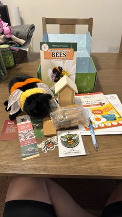 Wildlife edZOOcation bee subscription box