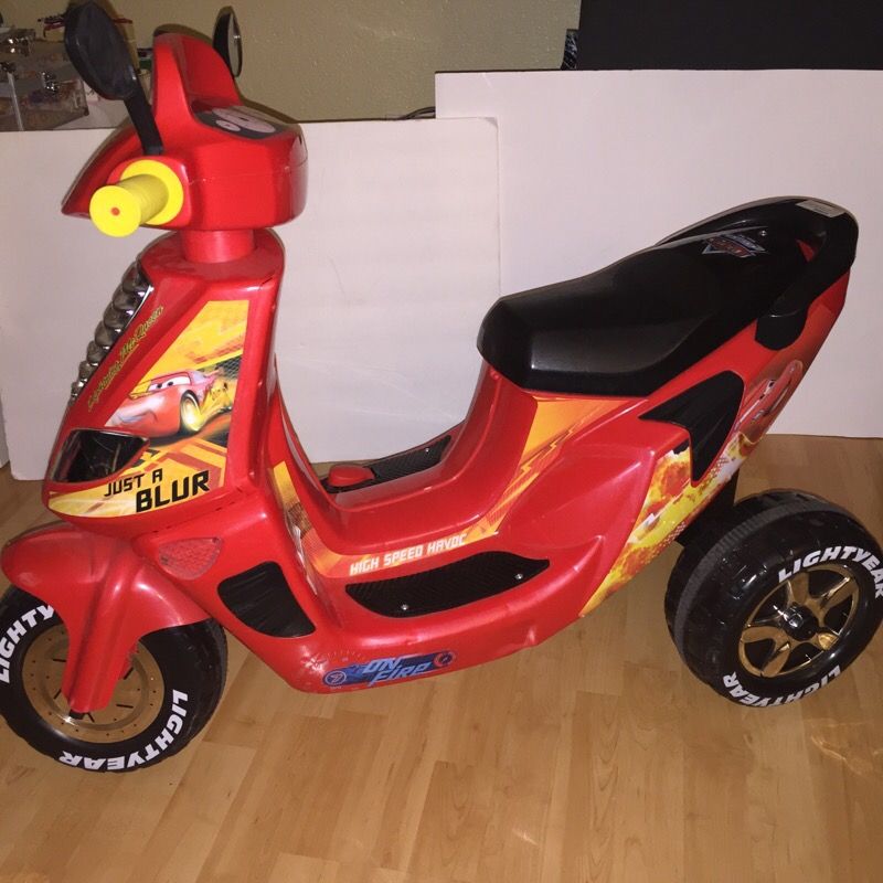 Disney Cars Lightning McQueen Scooter 6-Volt Battery-Powered Ride-On
