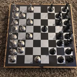 Umbra Buddy Chess Set