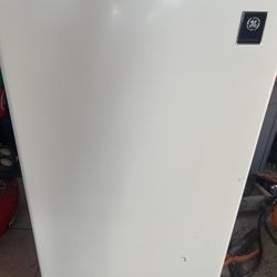 GE Mini Fridge 