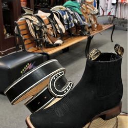 Botines negros de cuero con cinto 