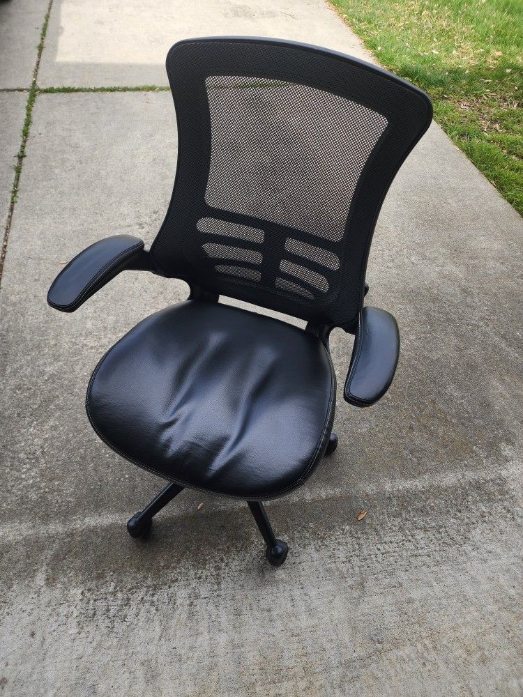 Adjustable office chair with armrests