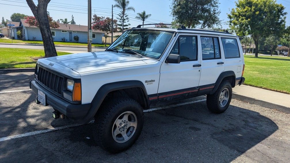 Cherokee Sport 4X4, 6 Cylinder, Tow Hitch