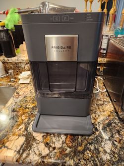 Frigidaire Gallery Countertop Pebble Icemaker