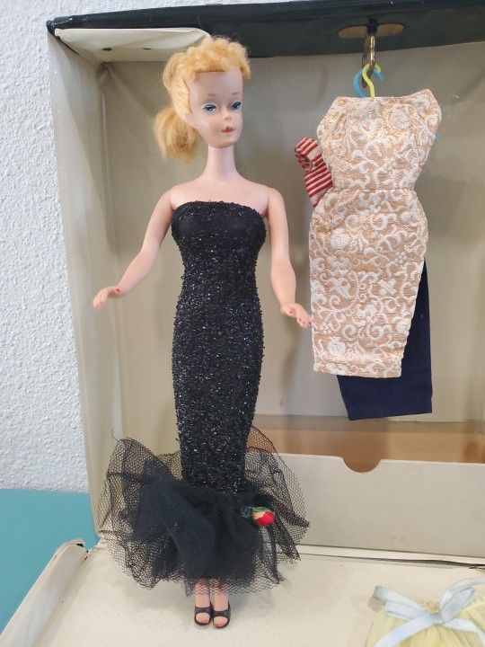 Vtg Ponytail Barbie With Outfits, Shoes And Case