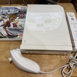 NINTENDO WII BUNDLE TESTED AND WORKING- HAS PAPER MARIO AND MARIO 3 INSTALLED